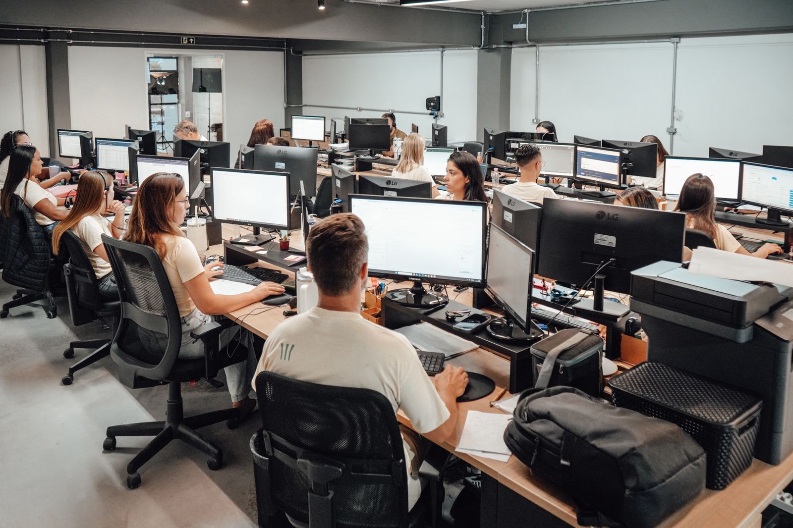 Time da Cecopel trabalhando no escritório de Pelotas